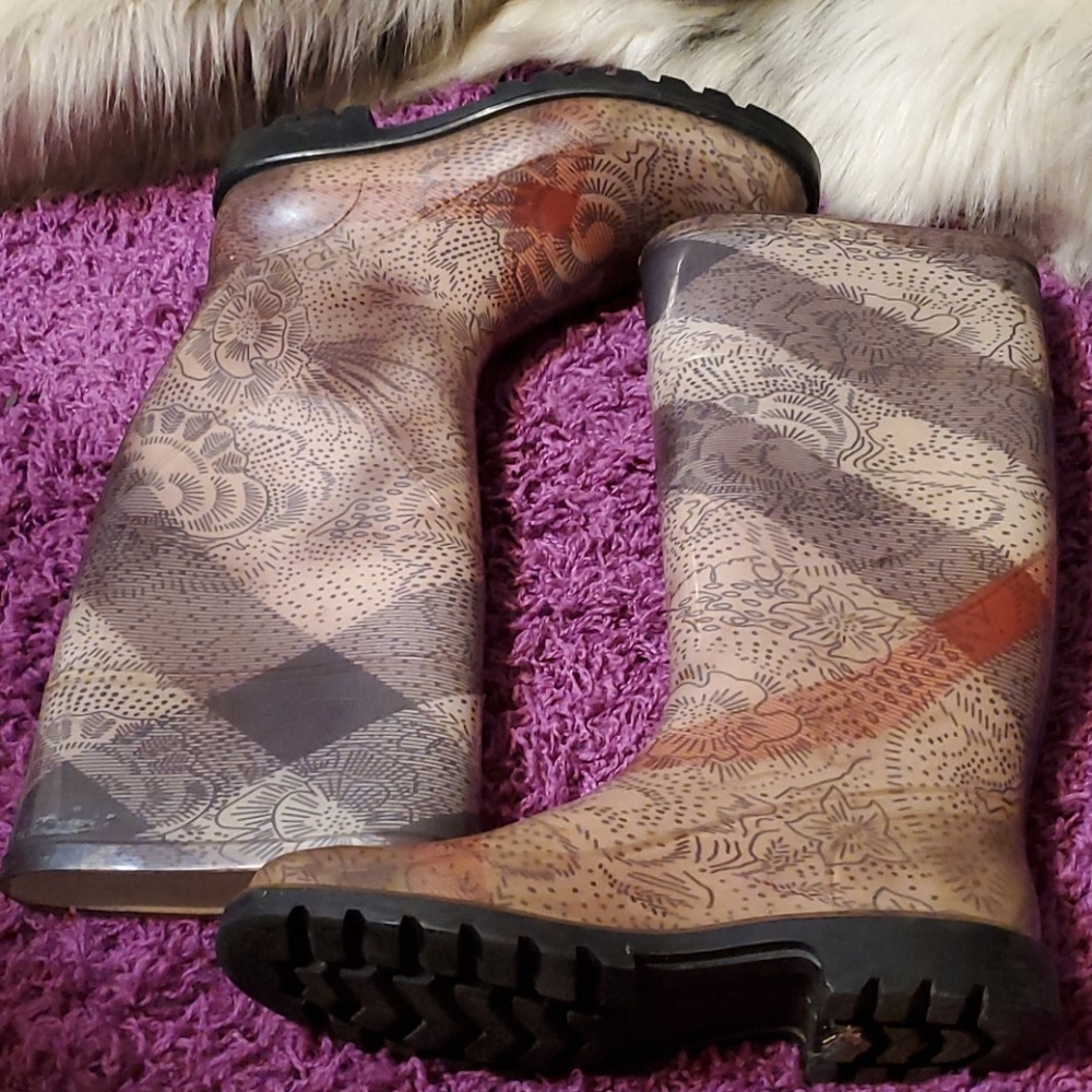 Burberry Rain Boots 👢 - Picture 6 of 16